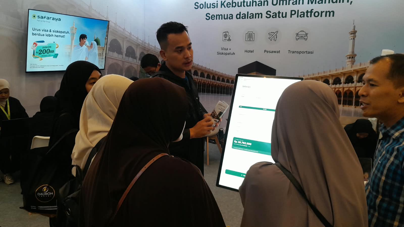 Tim Safaraya mendemokan kalkulator umroh mandiri kepada calon jamaah